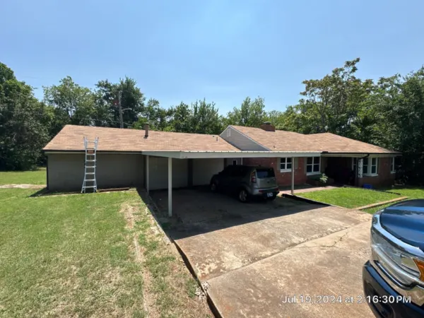 Single-story ranch home in Oklahoma City before a Roof One roof replacement